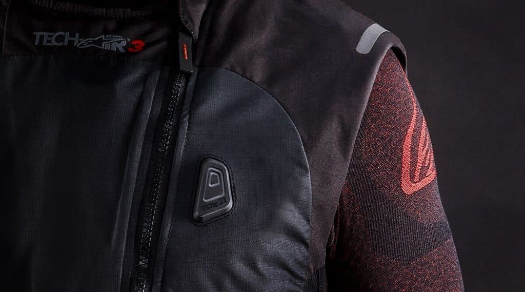Nahaufnahme eines Tech-Air 3 Airbag-Systems in Schwarz, das an einer Motorradjacke befestigt ist.
