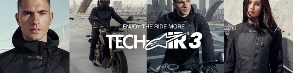 Verschiedene Modelle tragen moderne Motorradbekleidung der Marke Tech 3, während sie auf Motorrädern posieren und urbanes Umfeld genießen.